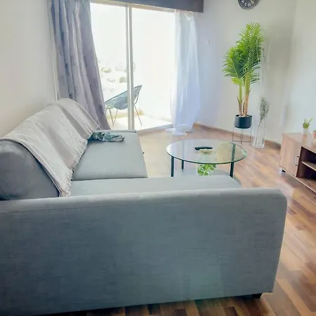 Sea View 1br With Pool Access דירה לרנקה